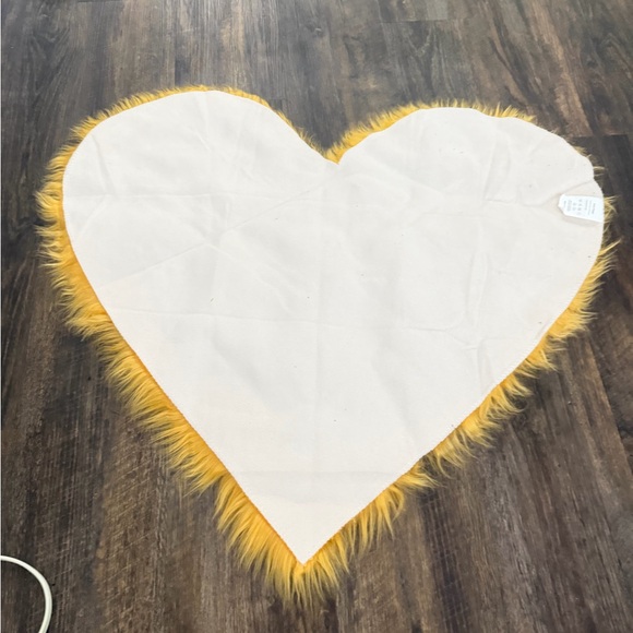 Area Rug Yellow Heart-Shaped Faux Fur Rug - Picture 2 of 2